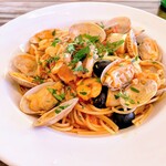 ラ・ボッテガ・デルマーレ - 魚介類（アサリ　イカ　小海老）のトマトソーススパゲティ