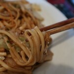 小倉名物焼うどん やけん - 少し扁平な細麺