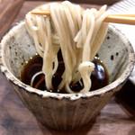 Teuchi Soba Yuushin - 蕎麦汁はかなりアッサリ仕立てで角の無い味わい♪