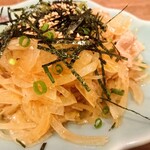 麺や 新のすけ - おつまみ豚ポン400円(税込) 刻み海苔・胡麻・ネギ・玉葱・豚バラ・ごま油とポン酢で味を調えてある品。 辛味を飛ばした玉葱が仄かに心地よく「ツーン」とくる＾＾ 刻み海苔の風味が良く、海苔自体が甘く感じます。