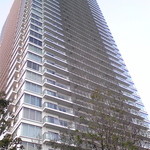 気ままなキッチン - 店の前には浅草タワーマンション