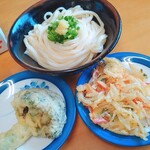 岡製麺所 - しょうゆうどん大300円と天ぷら