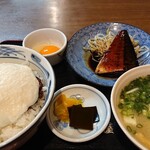 Yamamotoya Shiyokudou - 雪見丼。味噌汁。鯖の煮付け