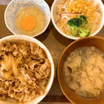 すき家 - 料理写真:牛丼サラ玉ランチ　しじみ汁