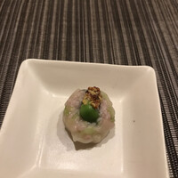 ahill azabu - ＬＵＮＣＨ Ｃ ５８００円。春キャベツ焼売。小ぶりなアッサリした焼売です。アミューズとしての役割は、完全です（╹◡╹）
                    焼売、大好物です。