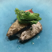 ahill azabu - ＬＵＮＣＨ Ｃ ５８００円。鰆とフルーツトマトの藁焼き。リコッタチーズを敷き、その上に、強めに火を入れた鰆がのせられ、菜の花、トマトが添えてあります。鰆、菜の花、大好物です（╹◡╹）（╹◡╹）