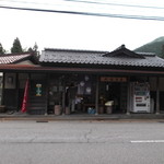 栢野大杉茶屋 - 大杉の前に、お店があります。
