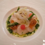 L'entre'e 前菜：北海道産　帆立のカルパッチョ　マスの卵とウニをあしらったウイキョウのサラダ添え