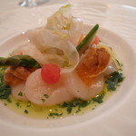 レ ロジェ エギュスキロール - L'entre'e 前菜：北海道産　帆立のカルパッチョ　マスの卵とウニをあしらったウイキョウのサラダ添え