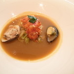 レ ロジェ エギュスキロール - Le poisson 魚料理：オマール海老のスープ ド ポワソン