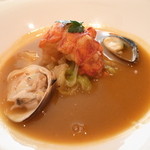 レ ロジェ エギュスキロール - Le poisson 魚料理：オマール海老のスープ ド ポワソン