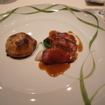 レ ロジェ エギュスキロール - Le viande 肉料理：シャラン産 鴨のロースト エピス風味 コンフィとフォアグラのパイ包み