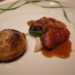 レ ロジェ エギュスキロール - Le viande 肉料理：シャラン産 鴨のロースト エピス風味 コンフィとフォアグラのパイ包み