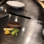 ahill - ＬＵＮＣＨ Ｃ ５８００円。フォワグラ入りハンバーグ。私の（笑）。徐々に出来上がってきます。