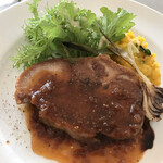 ブラッスリー モノクローム - 豚肩ロース肉のプランチャ　BBQソース