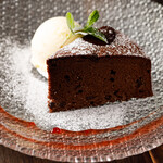 Gateau chocolate with vanilla ice cream