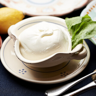 生クリームを包み込んだモッツァレラチーズ『ブッラータ』