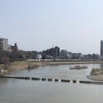 中華そば志のぶ支店 - 店前の愛宕橋より広瀬川を