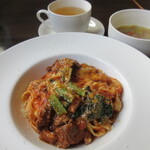 三日月 - いのししと牛すじのトマトソースパスタ