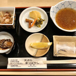Matsubayashi - 天つゆ、塩、レモン、漬物の他、玉ねぎのサラダ、牡蠣の味噌漬けが付く