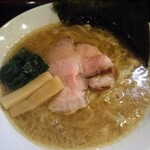 麺創 なな家 - とんこつ醤油ラーメン。具材もすばらしい！