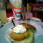 ワイズダイナー - フィッシュバーガーセットです。ボリューム満点で美味しかった♪