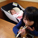 鮨天 - 最近生まれた四女の前で、ムンクの叫びのような顔をして必死に食べる三女