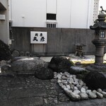 料亭 丸彦 - こちらを左に折れると料亭入口　夜営業・要予約