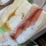 コウジ サンドイッチ - 柚蜜プリンと苺のサンド