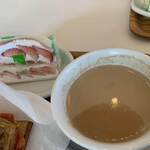 コウジ サンドイッチ - いちご大福とカフェオレ