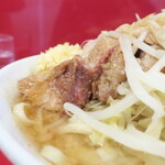 ラーメン二郎 - 豚の厚み