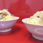 ラーメン二郎 - ＜参考＞ラーメン大＋ニンニクショウガ（右）との比較