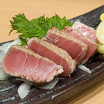 Honkaku Itamae Izakaya Osakana Souhonke - 国産生本まぐろの藁焼き