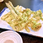 十八番 - ふきのとうとアスパラの天ぷら。