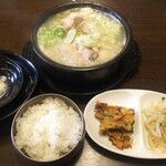 韓国伝統家庭料理 土房 - サムゲタン定食980円 サラダつき ハーフですが鶏肉たっぷり入っていました。石焼きビビンバ美味しそうでした。