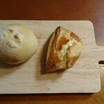 cafe トトノエ - 左)オレンジピール入りのソフトフランスの中にクリームチーズ
      右)表面クロワッサン生地、下はプレーンスコーン