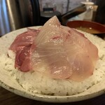 居酒屋 大河 - ブリ、カンパチ、ハマチの３種食べ比べ丼　大盛り