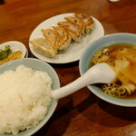 中華料理 餃子の店 三幸園 - “餃子定食” の、スープをミニワンタンスープに変更”