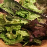 フレンチビストロ Tchin-Tchin GORO - お通しは、葉野菜サラダ。フレンチドレッシングでいただきます。