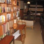 茶房 天井棧敷 - 桟敷席のブックスタンド