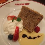 Ｆ１　ＰＩＴ　ＳＴＯＰ　ＣＡＦＥ - 食後のデザートにシフォンケーキ