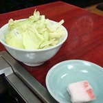 最初に出されるキャベツと鉄板の汚れをとる牛脂←これ初体験やった、俺。