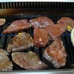 カルビとレバーと大アサリを焼く。炭火ではない。