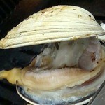 大アサリ480円也。口が開いたら、ハサミで切る。酢と醬油をかけて食べる。