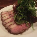 ビーボ デイリースタンド - 「自家製　鴨のスモーク」：一度マリネをしてから軽くスモークしてジューシー！