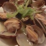 ビーボ デイリースタンド - 「あさりとセロリのワイン蒸し」：セロリの清涼感が濃厚な旨みにさらに輝きを増して♪