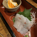 居酒屋酒肴 - 本日のお通し　すずき刺し+煮玉子