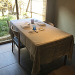 リョウリヤ ステファン パンテル - テーブル。
      中庭が見えていい感じ♪