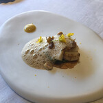 リョウリヤ ステファン パンテル - 一皿目。
                                帆立に菜の花がパイ生地の上に！
                                きゃー、おいしい♡