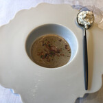 Ryoriya Stephan Pantel - レンズ豆のスープ。
                        燻製したクリームを混ぜながらいただく演出が楽しい。